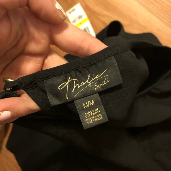 Black sleeveless top with gold chain column - Picture 3 of 3